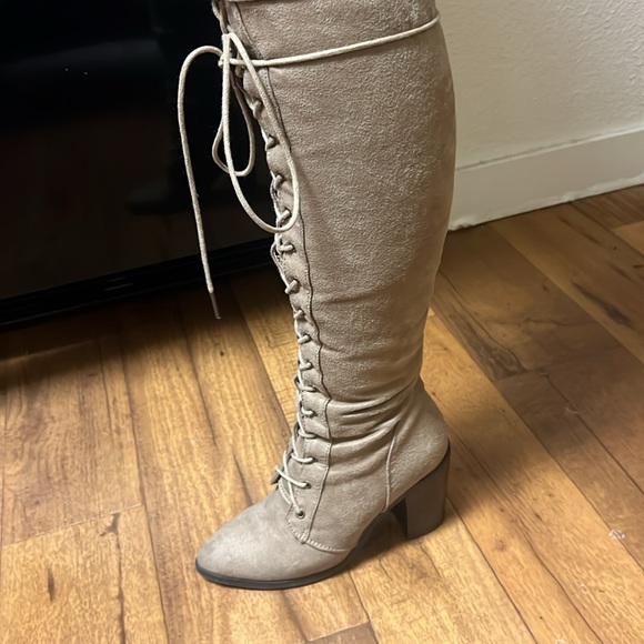 Tan knee high boots, high laced. - Picture 2 of 4